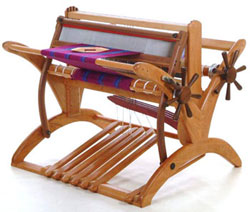 Standard loom without carved figureheads